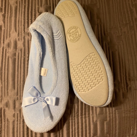 ๐XX SOLD XX Slippers Isotoner Baby Blue Medium Size ๐ฅฟNEW - Picture 2 of 3